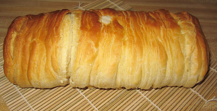 Garden20200426_5047_FlakyBiscuitBread_doneLoaf_700.jpg