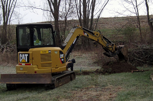 Garden20221205_6776_excavatingWell_600.jpg