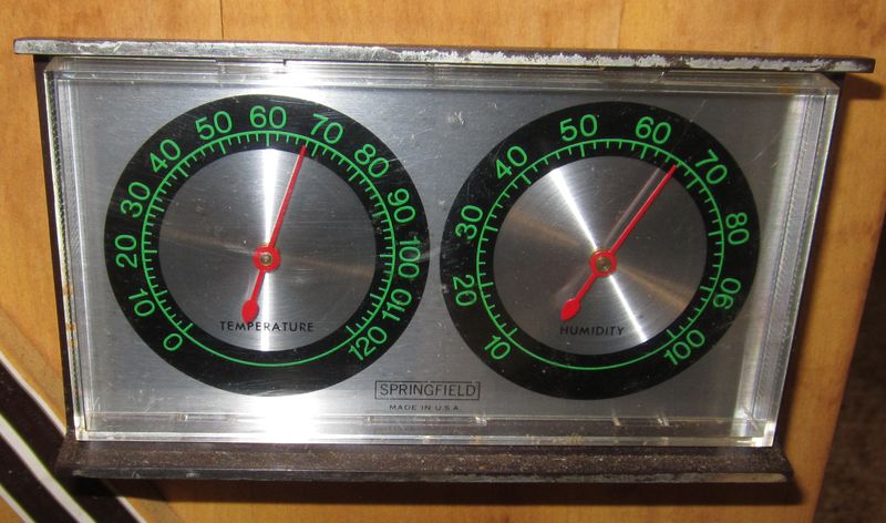 Garden20250903_7661_humidorGauge_closeUp_800.jpg