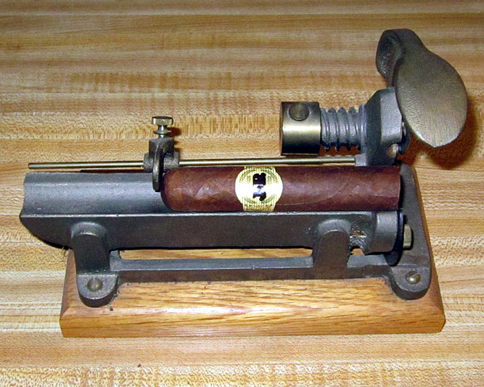 Garden20221016_6703_cigar_cutting_JRExcaliburEmperor_700.jpg